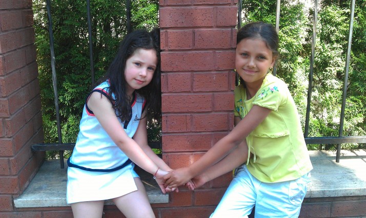 Violeta, fetita Andreei Marin, si Georgiana, poeta de la Trezeste Romania, prietene dupa o zi minunata petrecuta impreuna